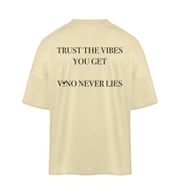 Lade das Bild in den Galerie-Viewer, VINO NEVER LIES - OVERSIZE SHIRT