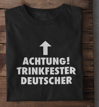 Lade das Bild in den Galerie-Viewer, TRINKFESTER DEUTSCHER - SHIRT HERREN