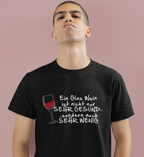 Lade das Bild in den Galerie-Viewer, WEIN IST GESUND - SHIRT HERREN
