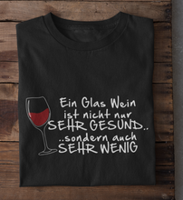 Lade das Bild in den Galerie-Viewer, WEIN IST GESUND - SHIRT HERREN