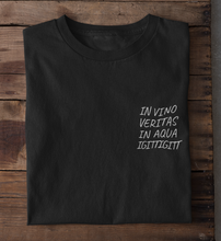 Lade das Bild in den Galerie-Viewer, IN VINO VERITAS - RELAXED SHIRT