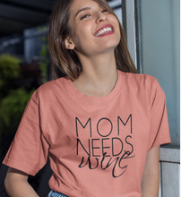 Lade das Bild in den Galerie-Viewer, MOM NEEDS WINE - SHIRT DAMEN RELAXED