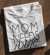 Lade das Bild in den Galerie-Viewer, MOM NEEDS WINE - SHIRT DAMEN RELAXED