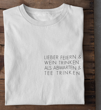 Lade das Bild in den Galerie-Viewer, FEIERN UND WEIN TRINKEN - RELAXED SHIRT