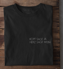 Lade das Bild in den Galerie-Viewer, KOPF JA HERZ WEIN - RELAXED SHIRT