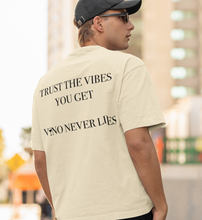 Lade das Bild in den Galerie-Viewer, VINO NEVER LIES - OVERSIZE SHIRT