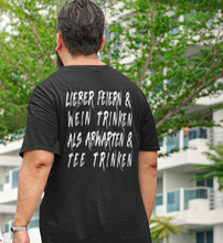 Lade das Bild in den Galerie-Viewer, FEIERN UND WEIN TRINKEN - OVERSIZE SHIRT
