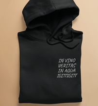 Lade das Bild in den Galerie-Viewer, IN VINO VERITAS - HOODIE