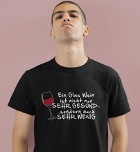 Lade das Bild in den Galerie-Viewer, WEIN IST GESUND - SHIRT HERREN
