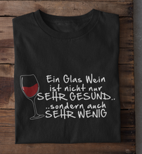 Lade das Bild in den Galerie-Viewer, WEIN IST GESUND - SHIRT HERREN
