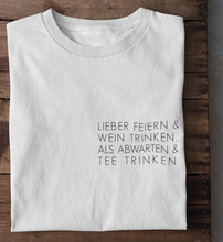 Lade das Bild in den Galerie-Viewer, FEIERN UND WEIN TRINKEN - RELAXED SHIRT
