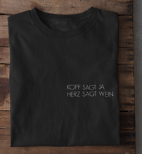 Lade das Bild in den Galerie-Viewer, KOPF JA HERZ WEIN - RELAXED SHIRT
