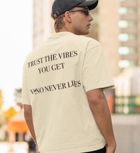 Lade das Bild in den Galerie-Viewer, VINO NEVER LIES - OVERSIZE SHIRT
